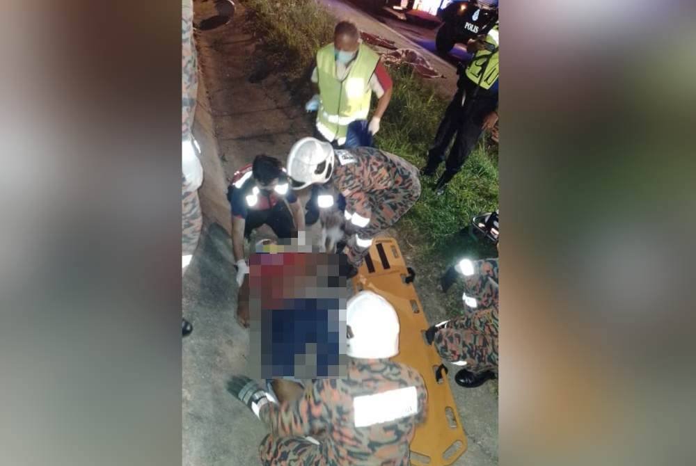 Anggota bomba dari BBP Lipis memberi bantuan awal kepada mangsa yang terlibat dalam kemalangan di di Jalan Merapoh - Kuala Lipis, Lipis pada awal pagi Isnin.