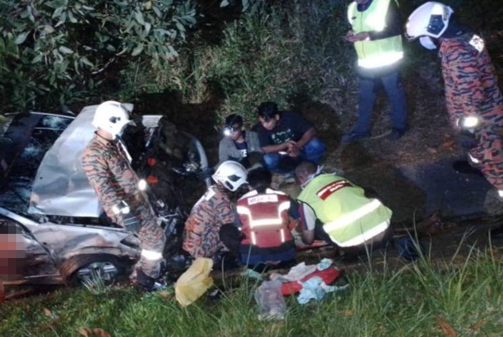 Anggota bomba dari BBP Lipis memberi bantuan awal kepada mangsa yang terlibat dalam kemalangan di di Jalan Merapoh - Kuala Lipis, Lipis pada awal pagi Isnin.