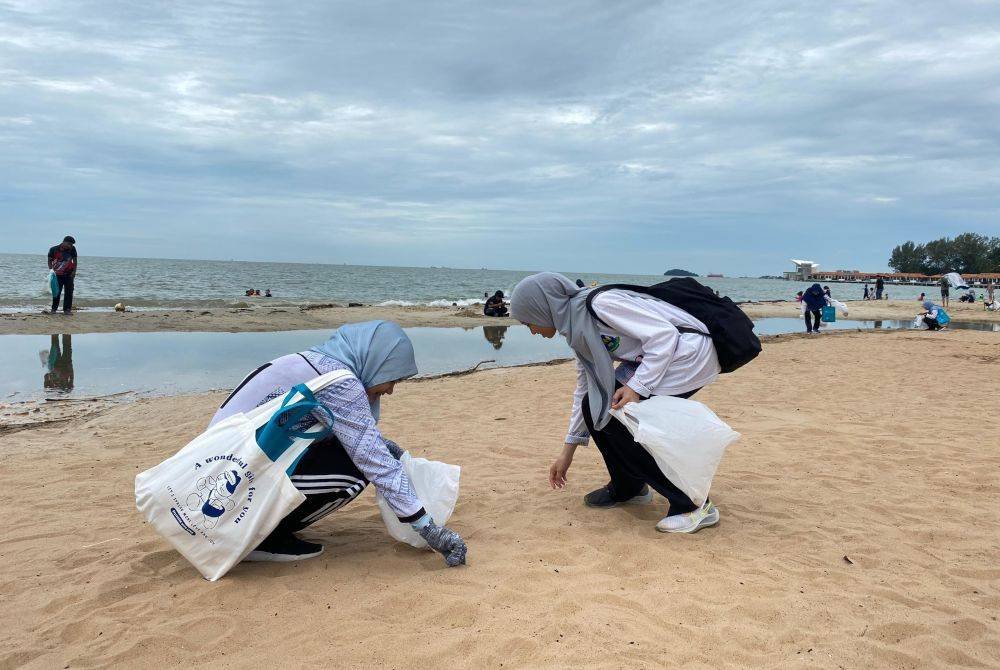 Sukarelawan menguris sampah di sekitar Pantai Saujana Port Dickson sempena Program World Clean Up Day 2024