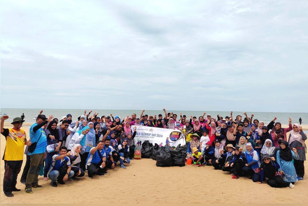 Seramai 200 sukarelawan terlibat dalam program World Clean Up Day 2024 di Pantai Saujana Port Dickson