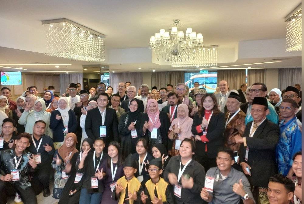 Ismail Sabri bersama peserta ketika merasmikan majlis Simposium Antarabangsa Aspirasi Bahasa Melayu ketiga di sini, hari ini.