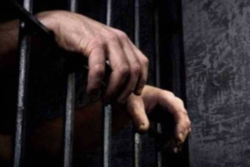 Seorang bekas guru Bahasa Arab di sebuah sekolah rendah kekal dipenjara sembilan tahun dengan dua sebatan kerana melakukan amang seksual fizikal terhadap seorang murid lelaki berumur 10 tahun, enam tahun lepas. Gambar hiasan