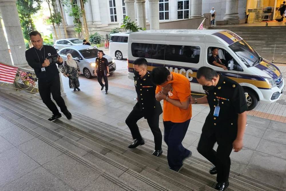 Suspek dibawa untuk permohonan reman di Mahkamah Majistret Putrajaya pada Isnin.