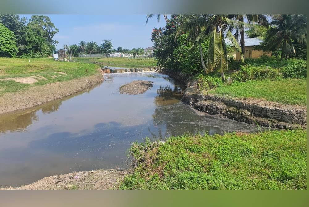 Keadaan air Sungai Kereh yang kotor akibat pencemaran daripada sisa penternakan.