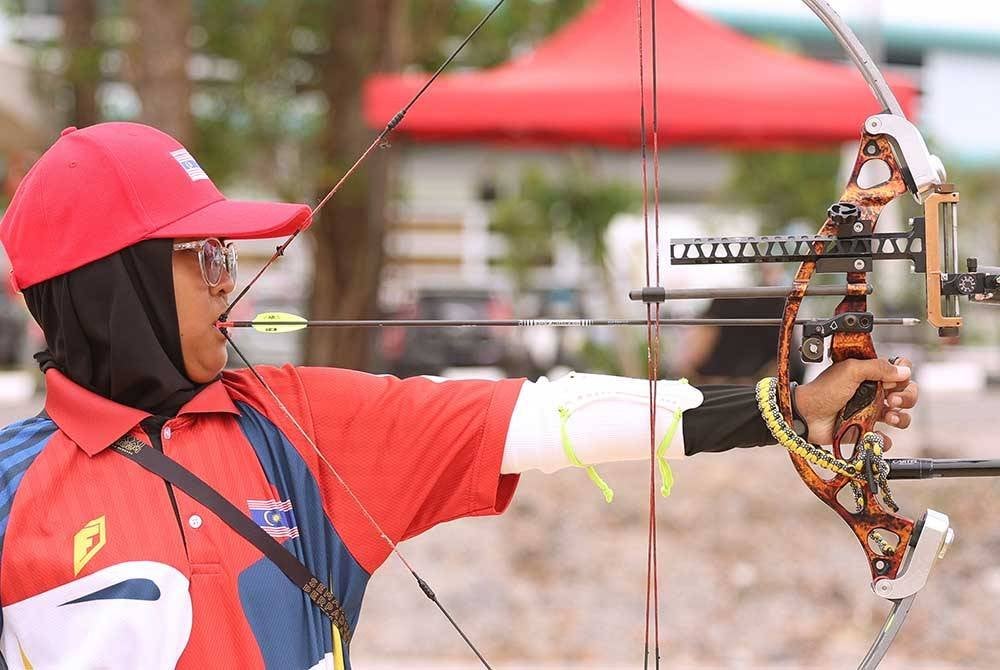 Nursufiah menampilkan semangat luar biasa, apabila melepas anak panah menggunakan gigi, selepas hilang keupayaan tangan kanannya sejak tujuh tahun lepas akibat tumor otak. Foto Bernama