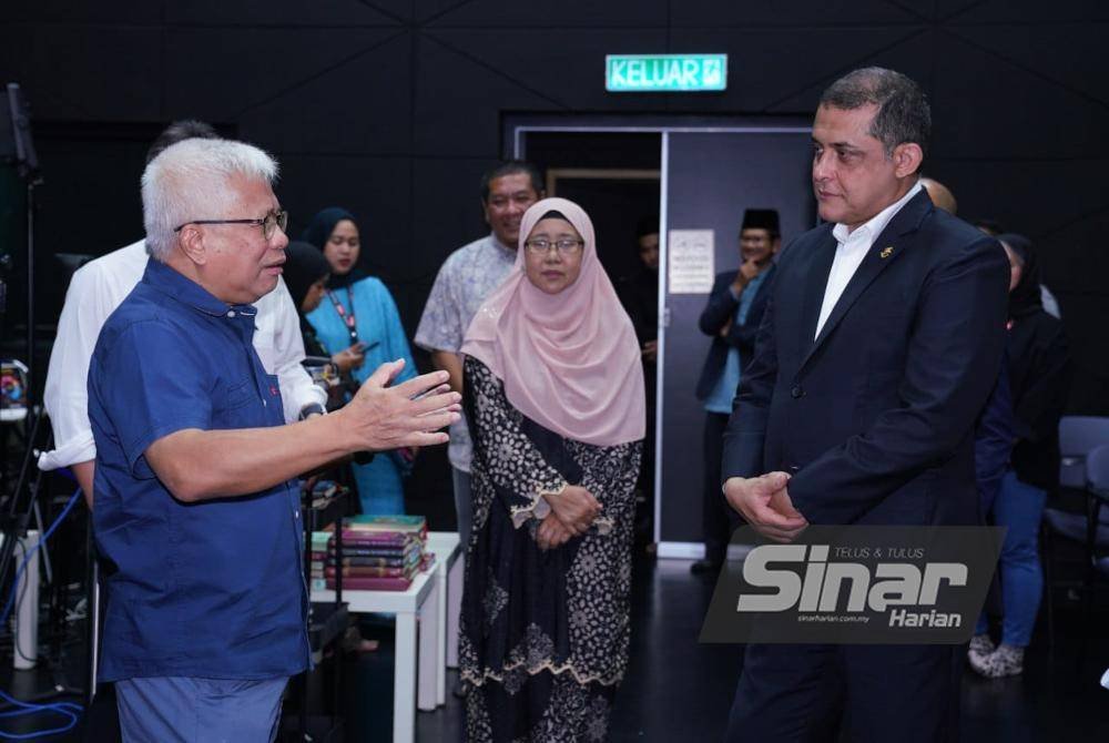 Hussamuddin (kiri) ketika berbincang dengan Syed Hamadah (kanan) di Studio My #QuranTime pada Isnin.