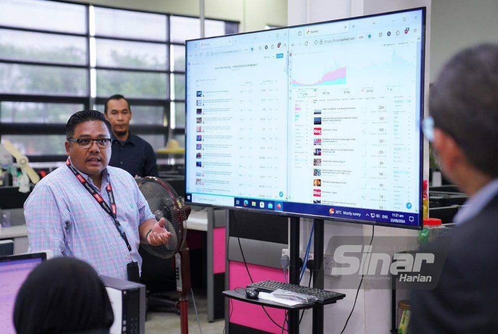 Ketua Pengarang Kumpulan Sinar Harian, Zamri Rambli memberi taklimat kepada kumpulan lawatan TH sewaktu datang ke bilik berita wartawan pada Isnin.