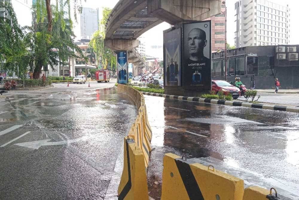 Jalan ditakungi air susulan insiden paip bawah tanah pecah.