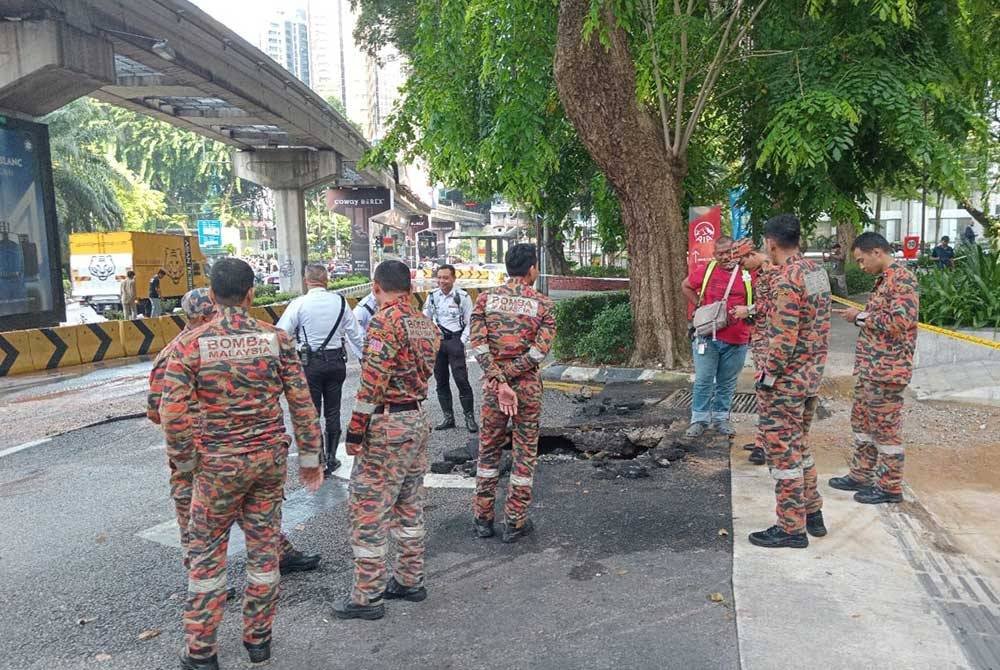 Anggota BBP Hang Tuah meninjau lokasi kejadian.