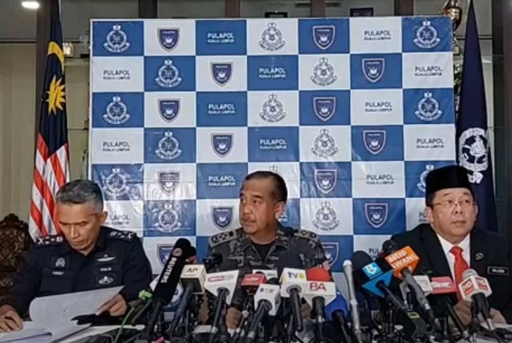 Tan Sri Razarudin Husain (tengah) pada sidang akhbar di Pusat Latihan Polis (Pulapol) Kuala Lumpur pada Isnin.