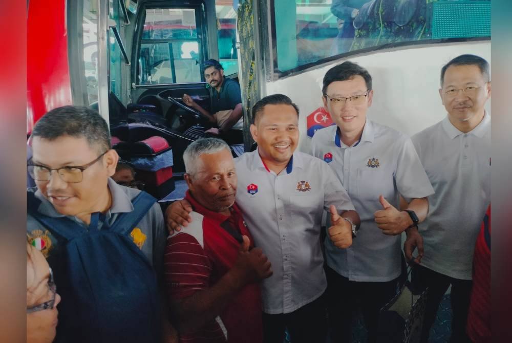 Mohd Fazli (tiga dari kiri) pada Majlis Pengoperasian Laluan Baharu Bas Muafakat Johor (KL004) Paloh - Kluang di Terminal Bas Kluang, pada Isnin.