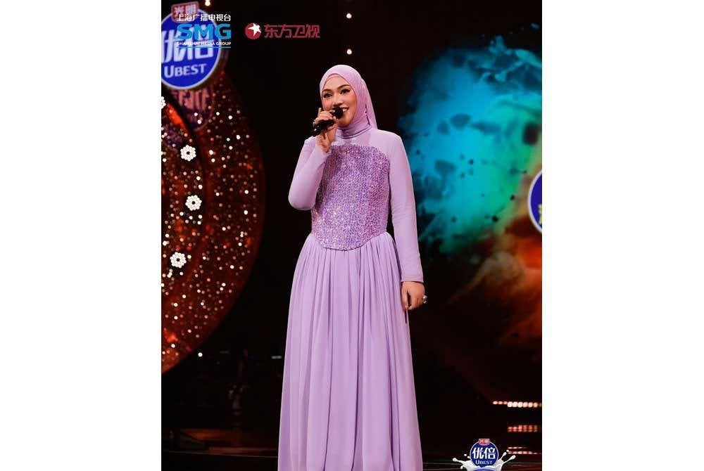 Shila menyertai program Singing With Legends musim keenam di China.