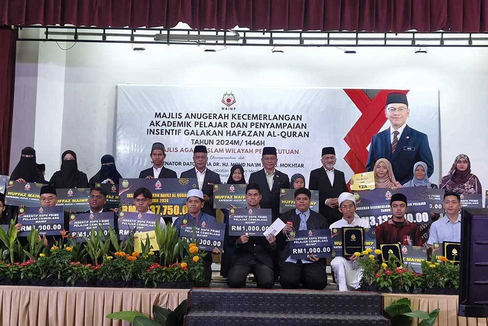 Mohd Na'im bergambar bersama penerima pelajar cemerlang akademik dan penerima Insentif Galakan Hafazan 2024.