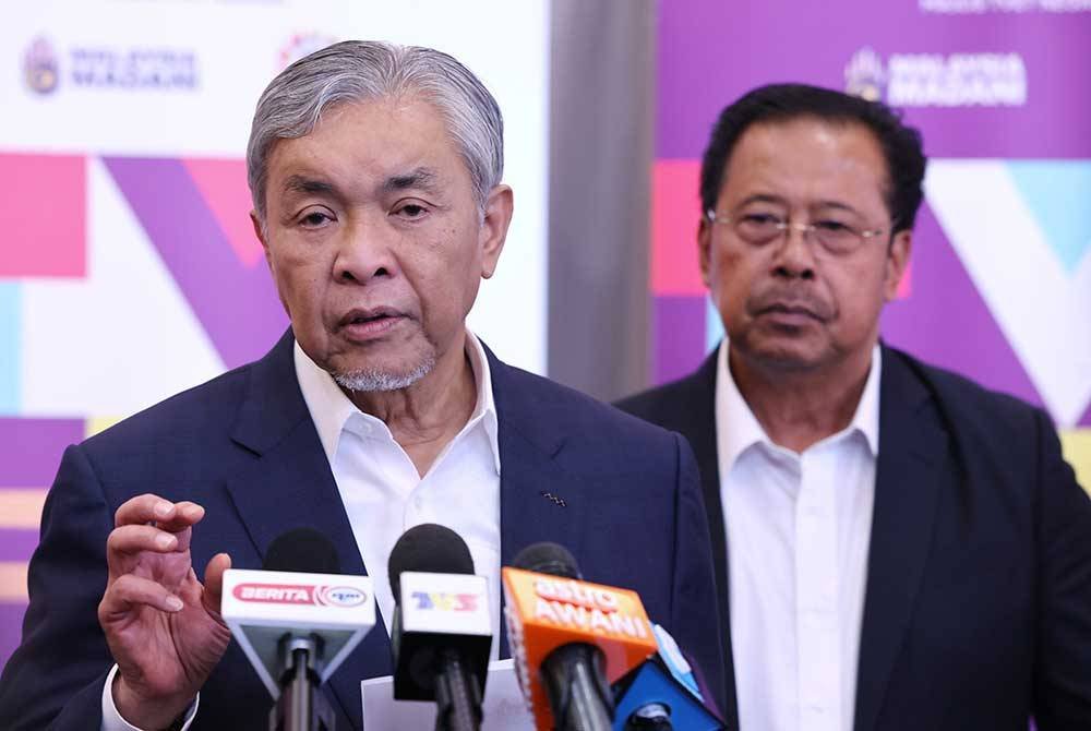 Ahmad Zahid (kiri) ketika sidang media pada sesi Libat Urus antara 66 Syarikat Berkaitan Kerajaan (GLC) dan syarikat Swasta dengan 12 Kementerian berkaitan Pendidikan dan Latihan Teknikal dan Vokasional (TVET) di sebuah hotel, pada Isnin. Foto Bernama