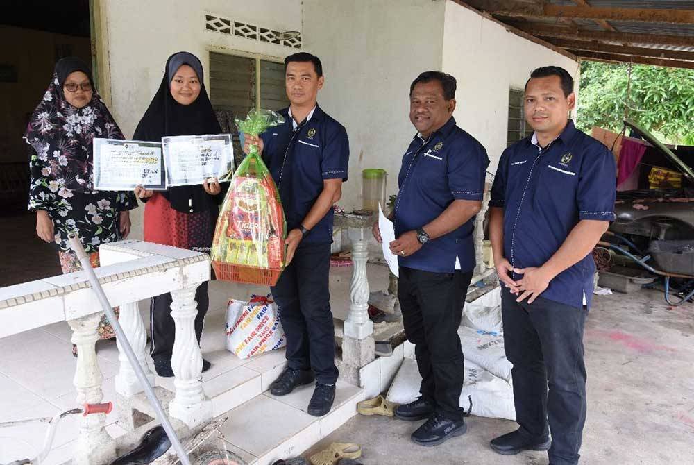 Nur Safuannah (dua dari kiri) ketika menerima kunjungan wakil UniSZA pada Ahad.