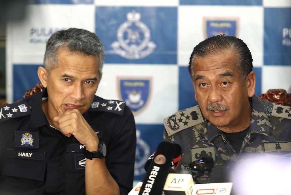 Razarudin (kanan) ketika sidang akhbar di Pusat Latihan Polis (Pulapol) pada Isnin.