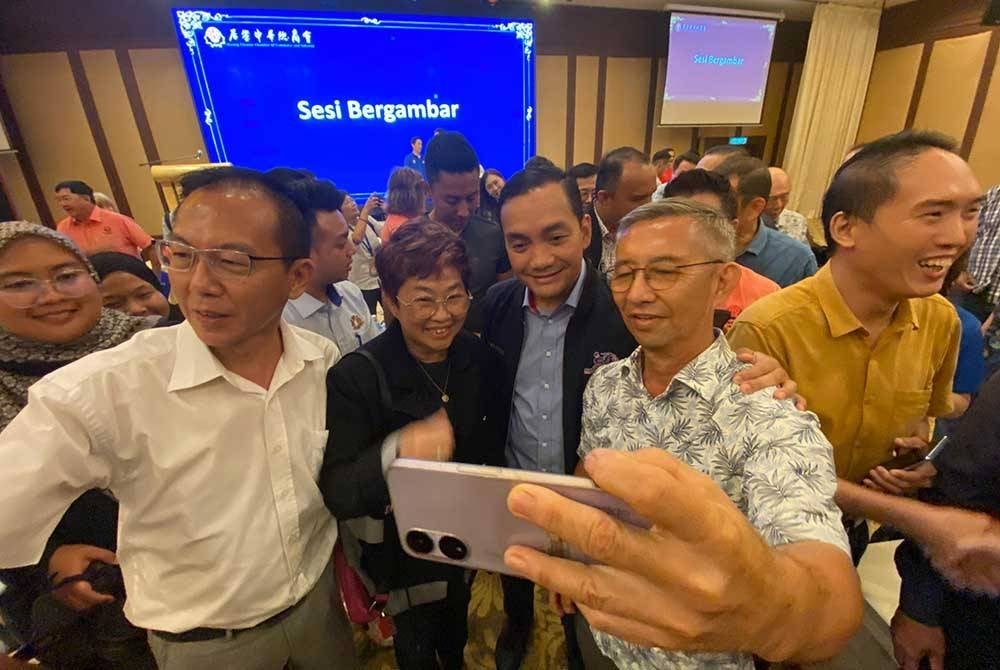 Masyarakat Tionghua tidak melepaskan peluang bergambar bersama Onn Hafiz pada Majlis Perjumpaan Bersama Persatuan Peniaga Tionghua dan Masyarakat Tionghua Kluang pada Isnin.