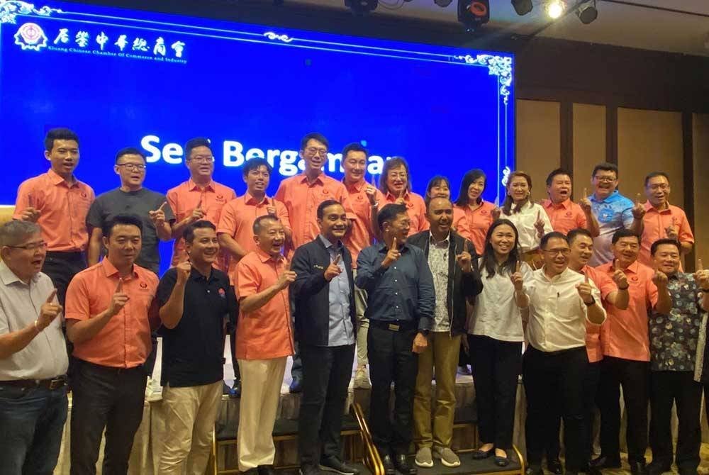 Onn Hafiz dan Syed Hussien bersama masyarakat Tionghua pada Majlis Perjumpaan Bersama Persatuan Peniaga Tionghua dan Masyarakat Tionghua Kluang pada Isnin.