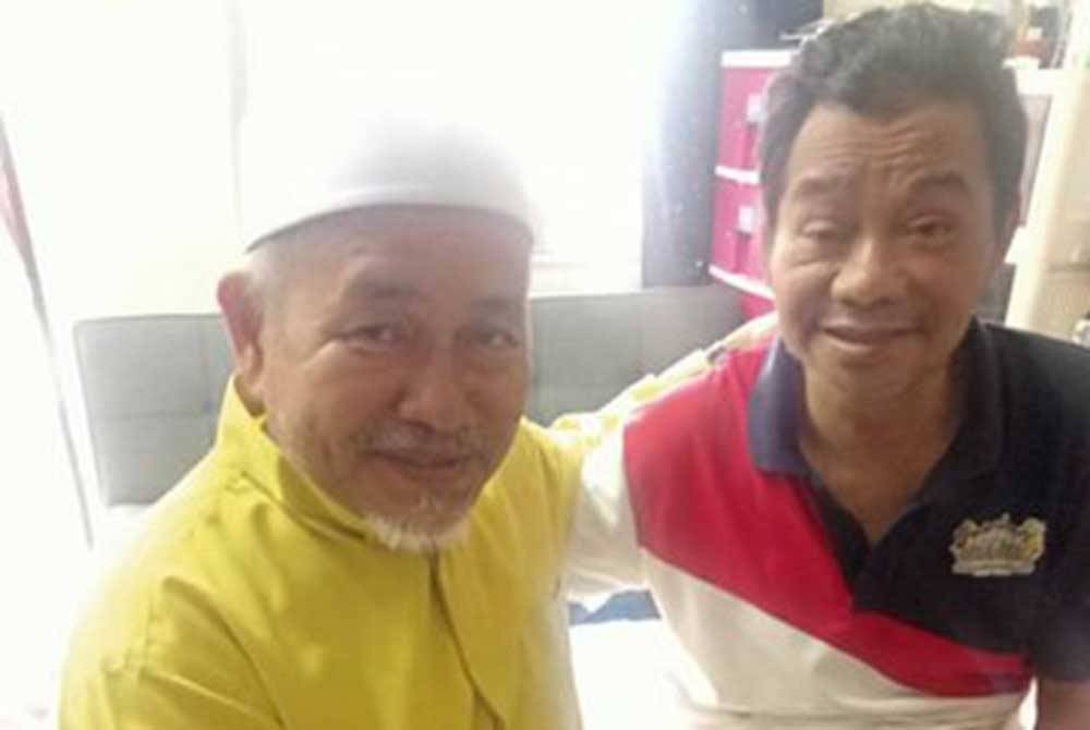 Tuan Ibrahim (kiri) berpeluang menziarah Mazlan (kanan) di kediamannya di Felda Bukit Ramun, Kulai.