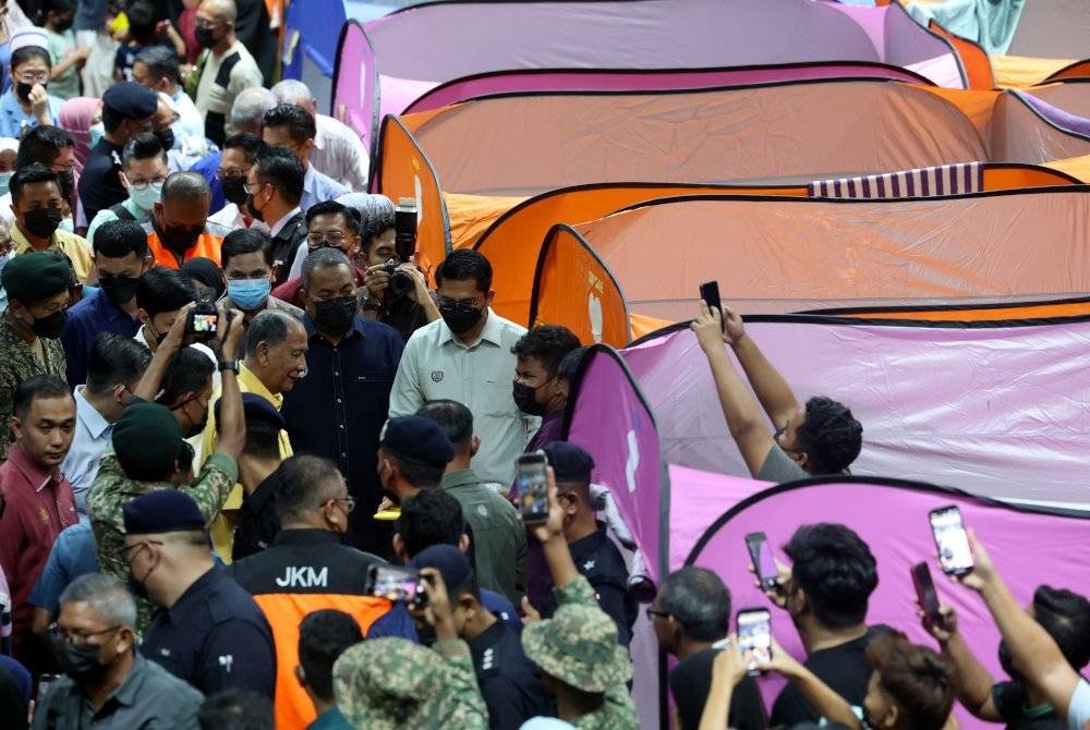 Sultan Sallehuddin berkenan mencemar duli berangkat melawat mangsa banjir di PPS Stadium Sultan Abdul Halim, Suka Menanti pada Isnin. Foto Bernama