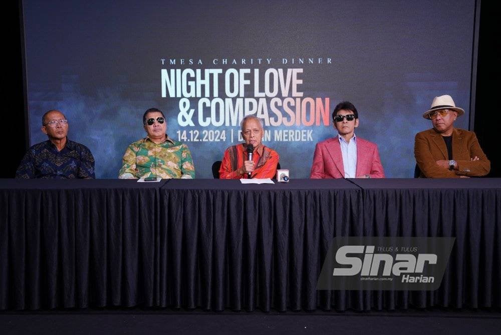 Muhammad Nasir (tengah) ketika dalam sidang media Makan Malam Amal: ‘Night of Love Compassion’ di Dewan Karangkraf, Kompleks Kumpulan Karangkraf pada Isnin.