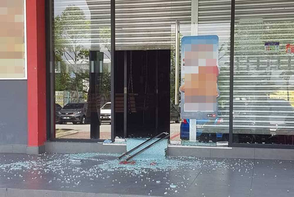 Pemeriksaan lanjut mendapati beberapa barangan berharga dalam restoran terbabit telah hilang.