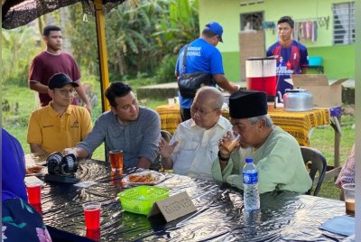 Ku Li (dua,kanan), dan Syed Hussien (dua,kiri) ketika Program Sembang Santai Petang bersama Gabungan Persekutuan Silat Kebangsaan (Pesaka) Kluang, di Pusat Daerah Mengundi (PDM) Kampung Melayu 1, di sini pada Ahad.