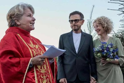 Bjorn Ulvaeus (dua dari kanan) berkahwin dengan pasangannya, Christina Sas dalam satu majlis yang dikendalikan oleh hos program "QI," Sandi Toksvig - Foto: Agensi