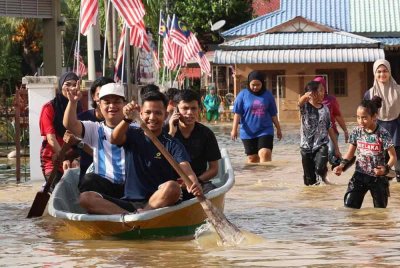 Penduduk mengambil inisiatif melakukan rondaan menggunakan bot di kawasan kampung susulan banjir yang berlaku - Gambar hiasan Bernama