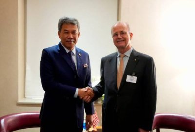 Mohamad (kiri) ketika mengadakan pertemuan dua hala dengan Mohammed di New York pada Ahad. - Foto: Awani