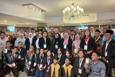 Ismail Sabri bersama peserta ketika merasmikan majlis Simposium Antarabangsa Aspirasi Bahasa Melayu ketiga pada Isnin.