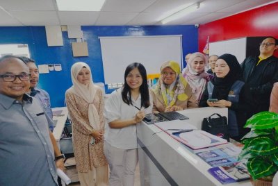 Nie Ching (dua dari kanan) membuat lawatan di Pusat Sebaran Maklumat Nasional (NADI) di Taman Ilham Kluang pada Isnin.