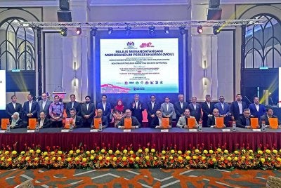 Ahmad Zahid bersama Mohamed Khaled menyaksikan Majlis Menandatangani Memorandum Persefahaman Bagi Usahasama Strategik di antara Agensi Kementerian Kemajuan Desa dan Wilayah (KKDW) bersama Boustead Petroleum Marketing Sdn Bhd (BHPETROL), pada Isnin. Foto Bernama