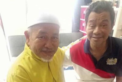Tuan Ibrahim (kiri) berpeluang menziarah Mazlan (kanan) di kediamannya di Felda Bukit Ramun, Kulai.