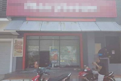 Sebuah restoran makanan segera di Bandar Puncak Alam di sini, dipecah masuk pada Isnin.