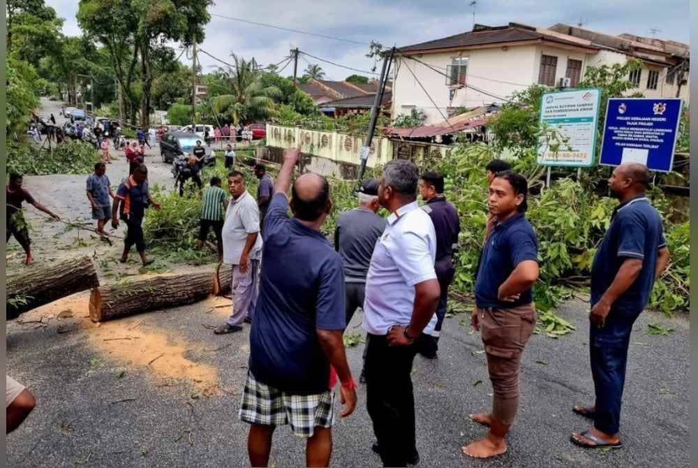 Lebih 20 kejadian pokok tumbang dilaporkan berlaku dalam kejadian hujan lebat berserta angin kuat pada petang Isnin.
