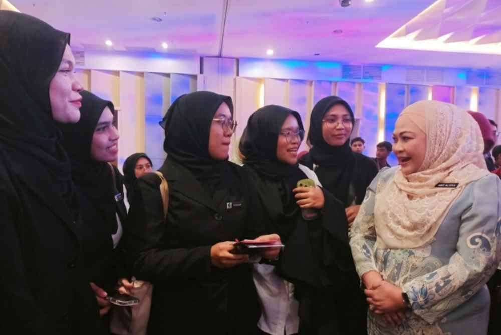 Timbalan Rektor Kanan, Pusat Kecemerlangan Akademik Institut Pendidikan Guru Malaysia (IPGM), Anis Alisya Abdullah menyantuni peserta yang mengikuti Persidangan Antarabangsa Minda Inovasi Dinamik (i-MInD) 2024 di Pusat Konvensyen Casuarina, Ipoh.