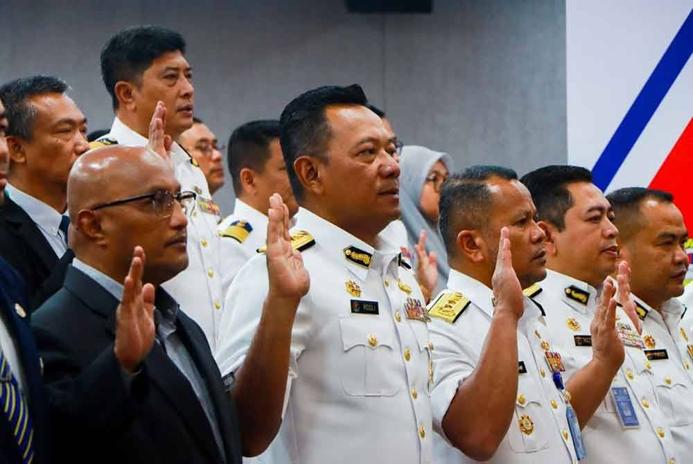 Mohd Rosli (dua dari kiri) menyampaikan visi dan tujuh teras pasukan pada Majlis Amanat Ketua Pengarah Maritim Malaysia di Putrajaya pada Isnin.