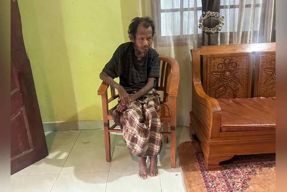 Zulkifli hanya dapat duduk di kerusi manakala mengesot untuk bergerak.