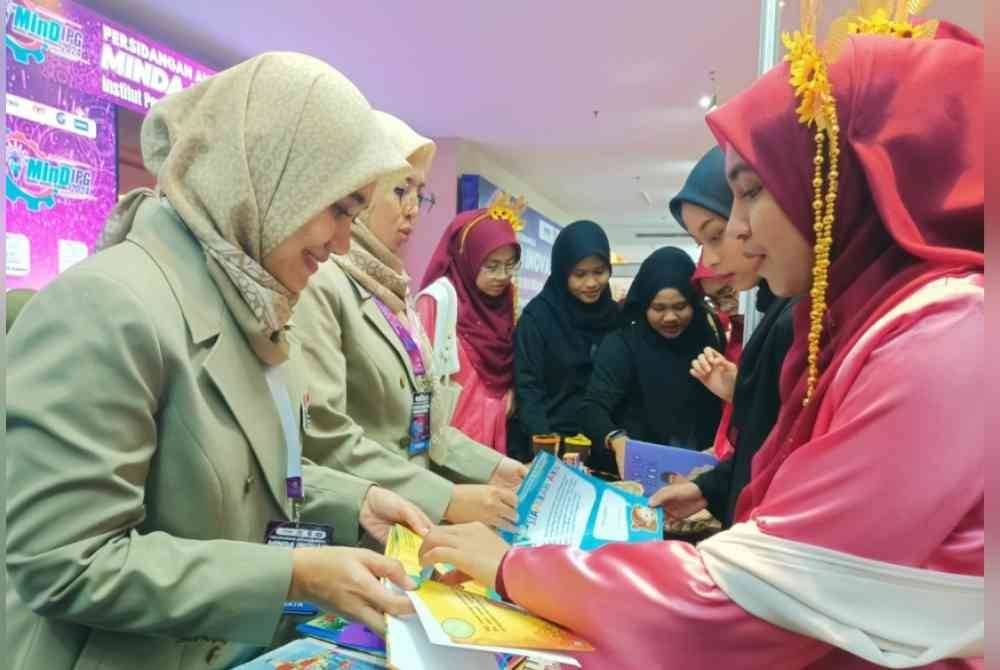 Reruai Universiti Pendidikan Indonesia yang memperkenalkan Edukit Multiliterasi antara yang menarik perhatian peserta dan pengunjung.