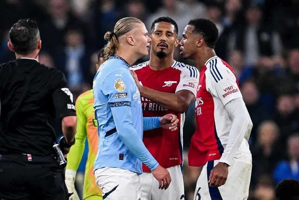 Haaland bertekak dengan Gabriel di Etihad. Foto:Agensi