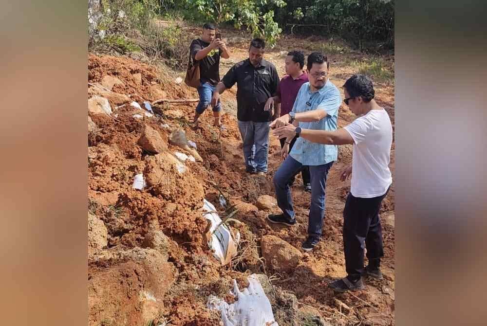 Harrison (dua dari kiri) semasa meninjau keadaan pesisir Pantai Jeram di sini pada Selasa.