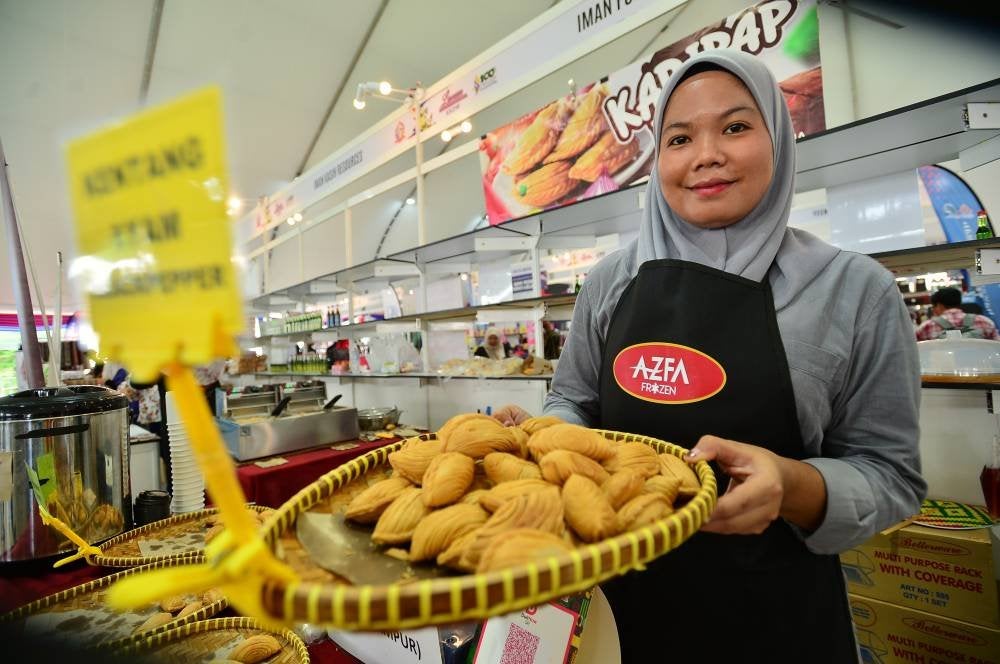 Usahawan mempromosikan produk keluaran masing-masing.