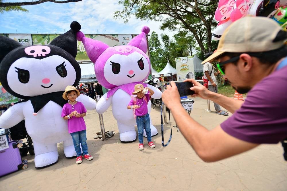 Kanak-kanak berpeluang bergambar bersama maskot.