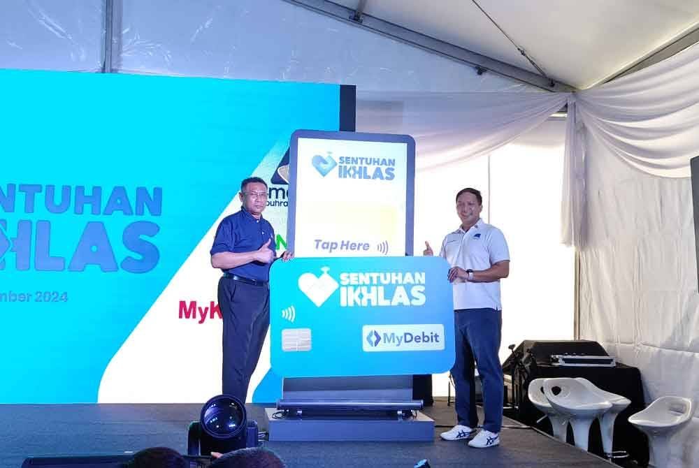 Sazally (kiri) melancarkan Kempen Sentuhan Ikhlas di Plaza Tol Puchong Selatan di sini pada Selasa.