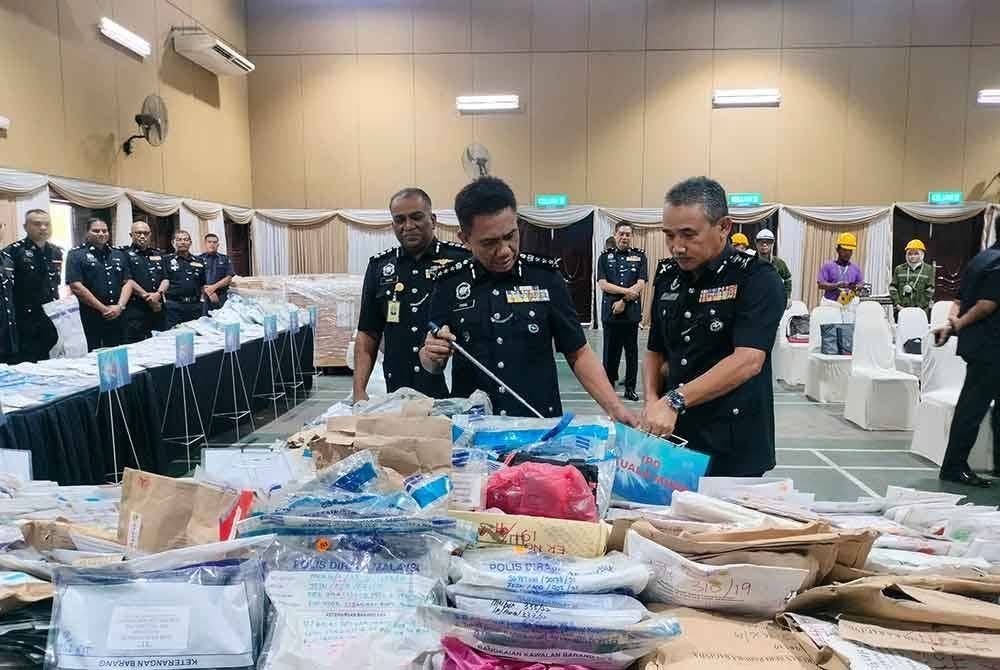 Fisol (dua kanan) menunjukkan barang kes narkotik yang akan dilupuskan semasa sidang media di Ibu Pejabat Polis Daerah Kuala Muda pada Selasa.