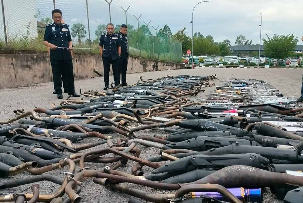 Fisol (kiri) melihat barang kes yang dilupuskan di Ibu Pejabat Polis Daerah Kuala Muda pada Selasa.