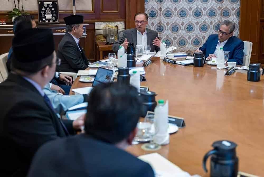 Anwar ketika pertemuan dengan pegawai tertinggi JAKIM pada Isnin. Turut hadir, Mohd Na'im (kiri).