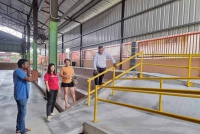 Arul Kumar (kiri) ketika meninjau kerja-kerja menaiktaraf gelanggang bola keranjang di Pekan Mantin.scx