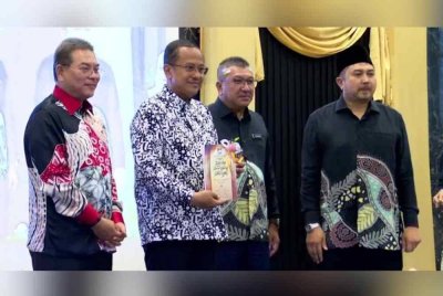 Ahmad Samsuri (tengah) ketika Majlis Perasmian Sambutan Jubli Emas 50 Tahun Yayasan Islam Terengganu